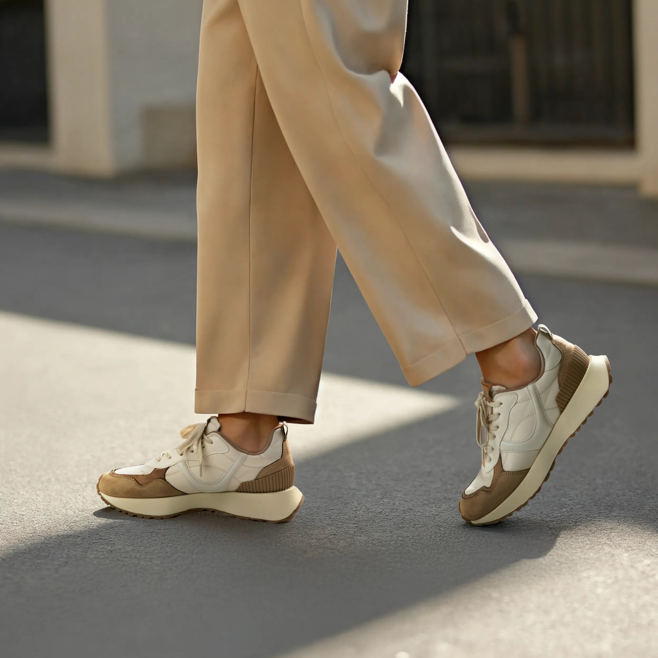 Deportivas planas para mujer SKYDIVA FACTS en color beige y marrón, vista completa modelo