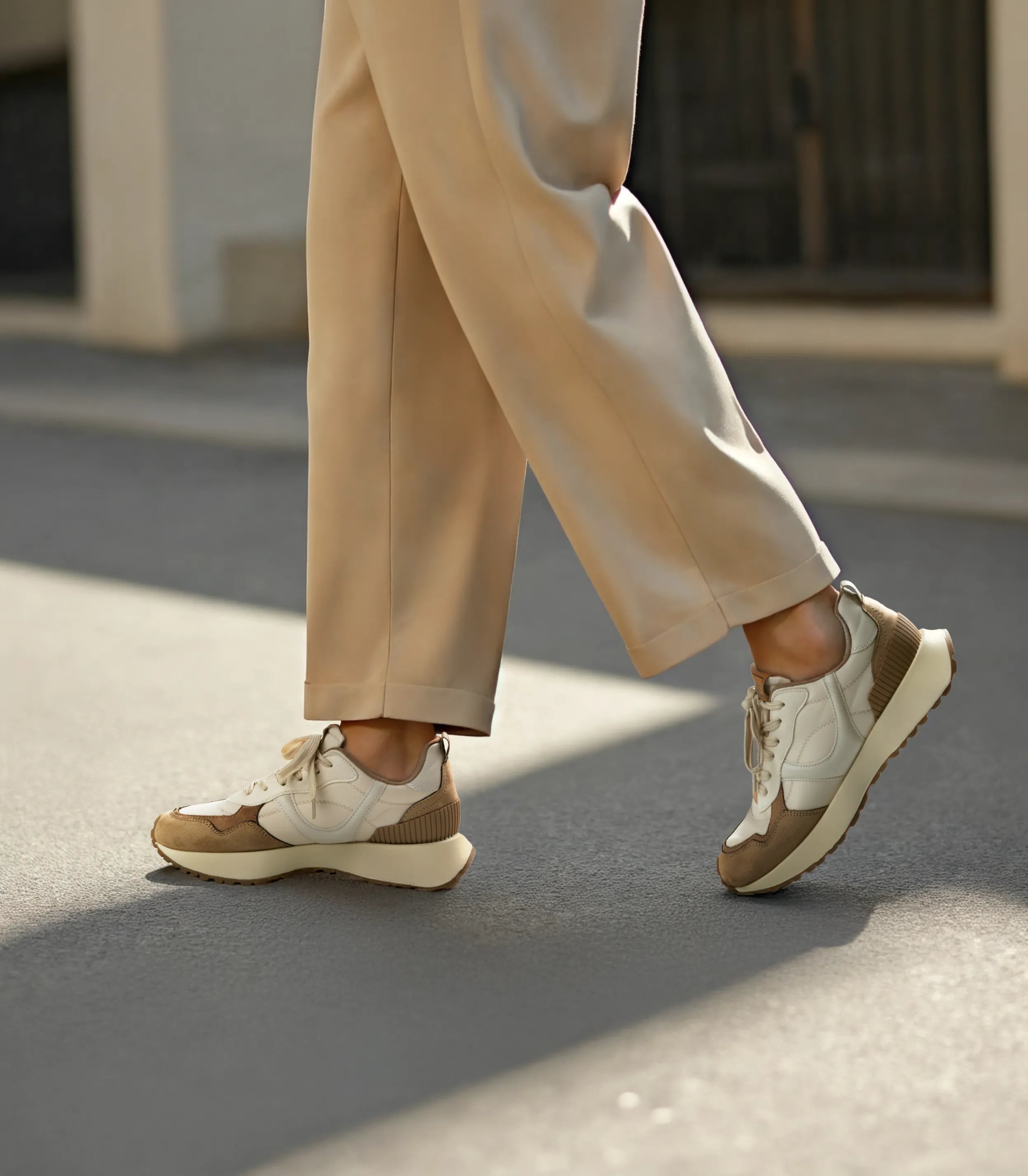 Deportivas planas para mujer SKYDIVA FACTS en color beige y marrón, vista completa modelo