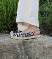 Alpargatas planas para mujer SKYDIVA LOL con estampado de leopardo, vista completa modelo