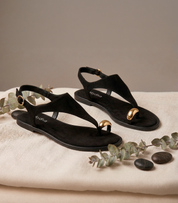 Sandalia de Dedo SKYDIVA A Gusto en Color Negro para Mujer