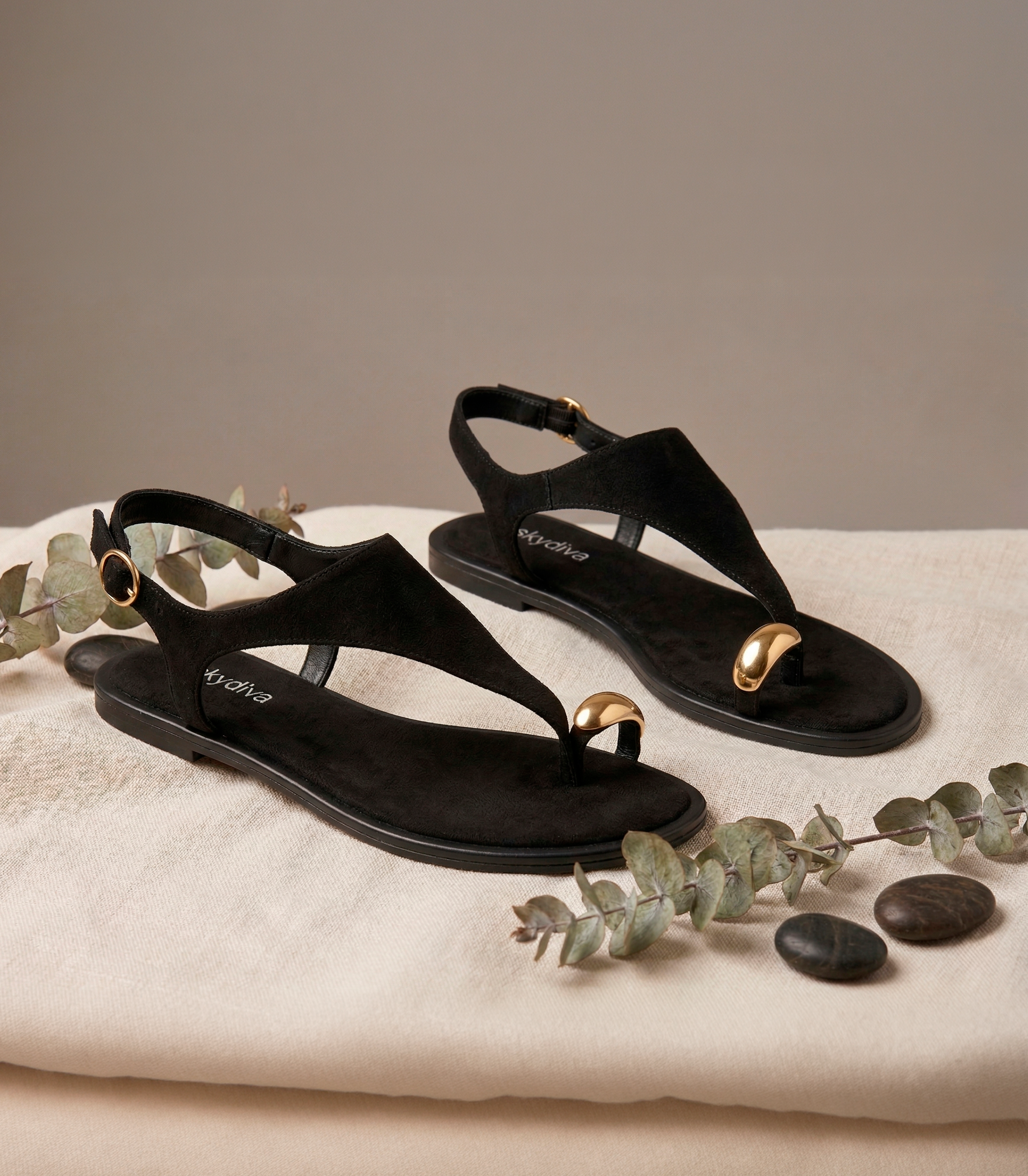 Sandalia de Dedo SKYDIVA A Gusto en Color Negro para Mujer