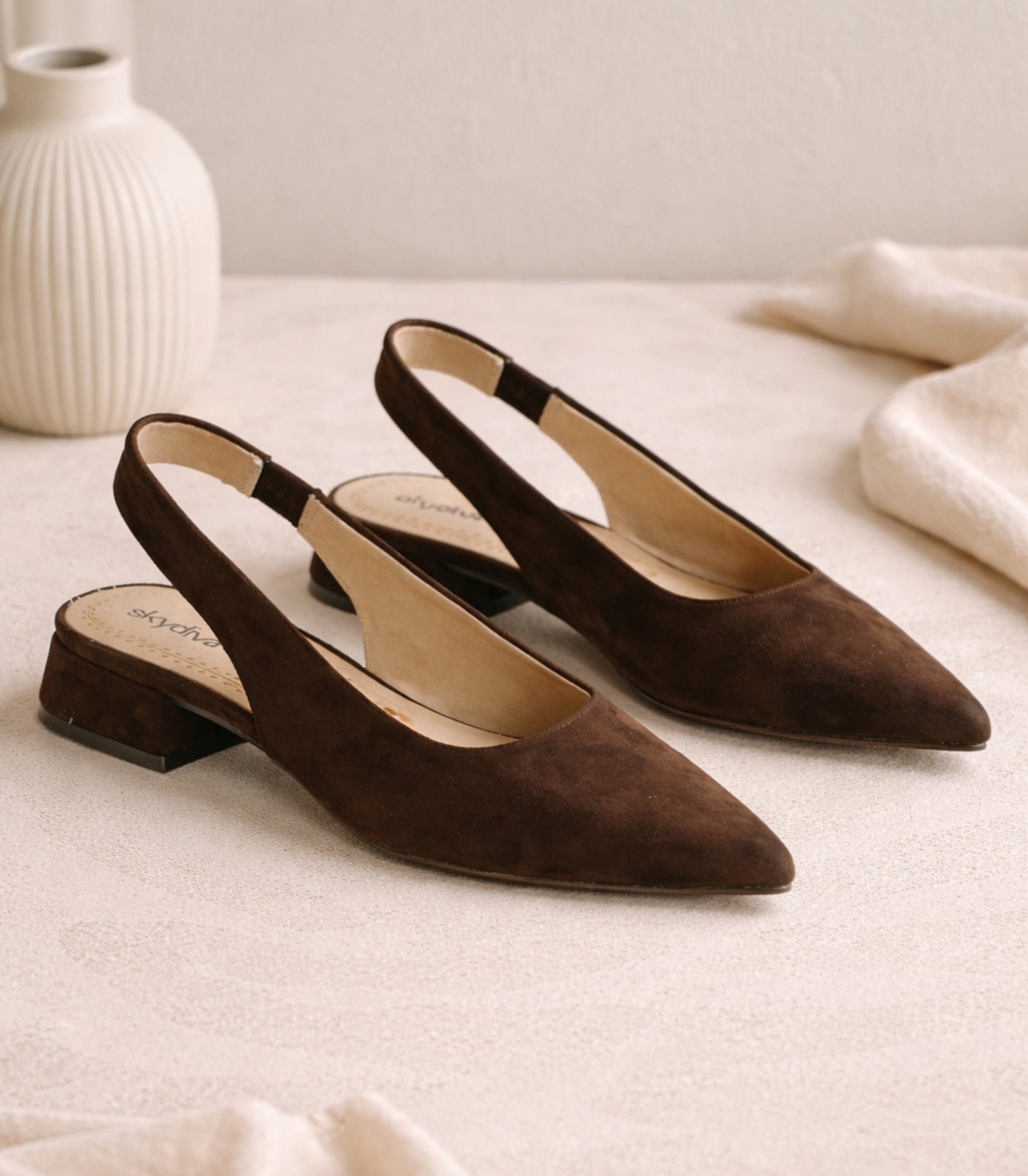 Zapato de Tacón bajo elegante SKYDIVA REAL en Color Café para Mujer