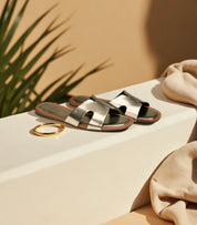 Sandalias planas para mujer SKYDIVA CHILL en color plata, vista completa