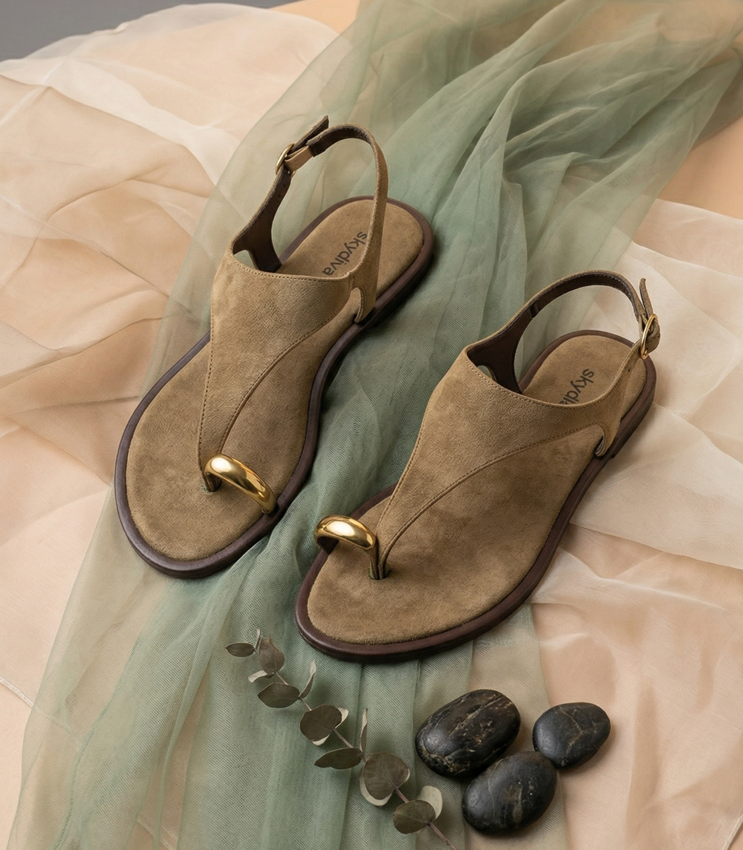 Sandalias Planas SKYDIVA A Gusto en Color Camel para Mujer