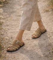 Zueco Plano SKYDIVA BUEN ROLLO en Color Camel para Mujer