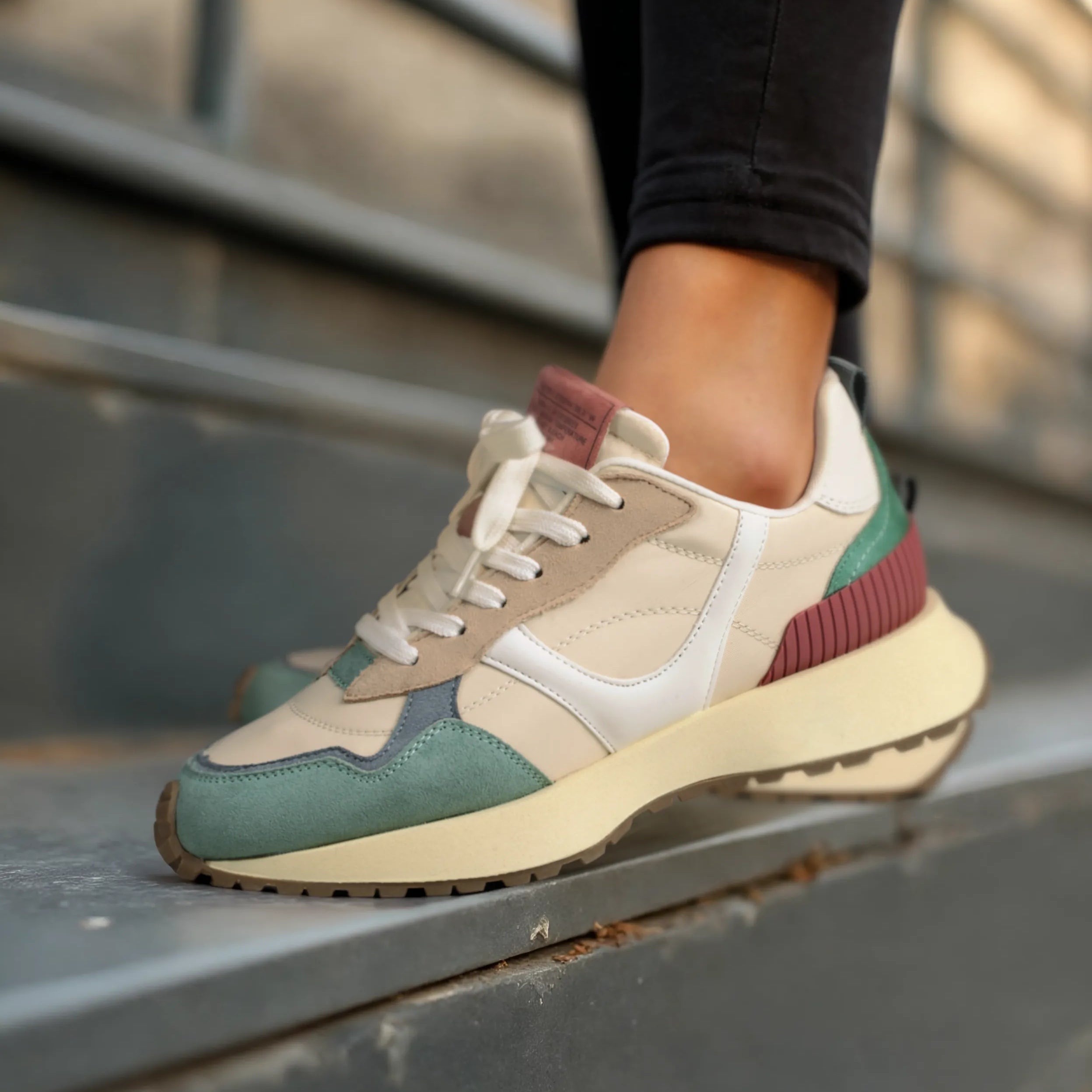 Deportivas planas para mujer SKYDIVA FACTS en multicolor, vista completa modelo