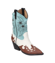 Botas cowboy para mujer SKYDIVA POTAXIE en color azul celeste, blanco y marrón, vista diagonal frontal