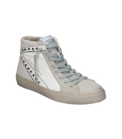 Botines deportivos para mujer SKYDIVA YASS en color blanco, vista diagonal frontal