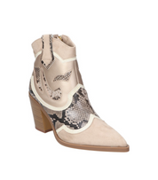 Botines cowboy para mujer SKYDIVA FOMO en color beige, vista diagonal frontal
