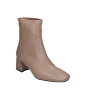 Botines para mujer SKYDIVA GOAT en color marrón, vista diagonal frontal