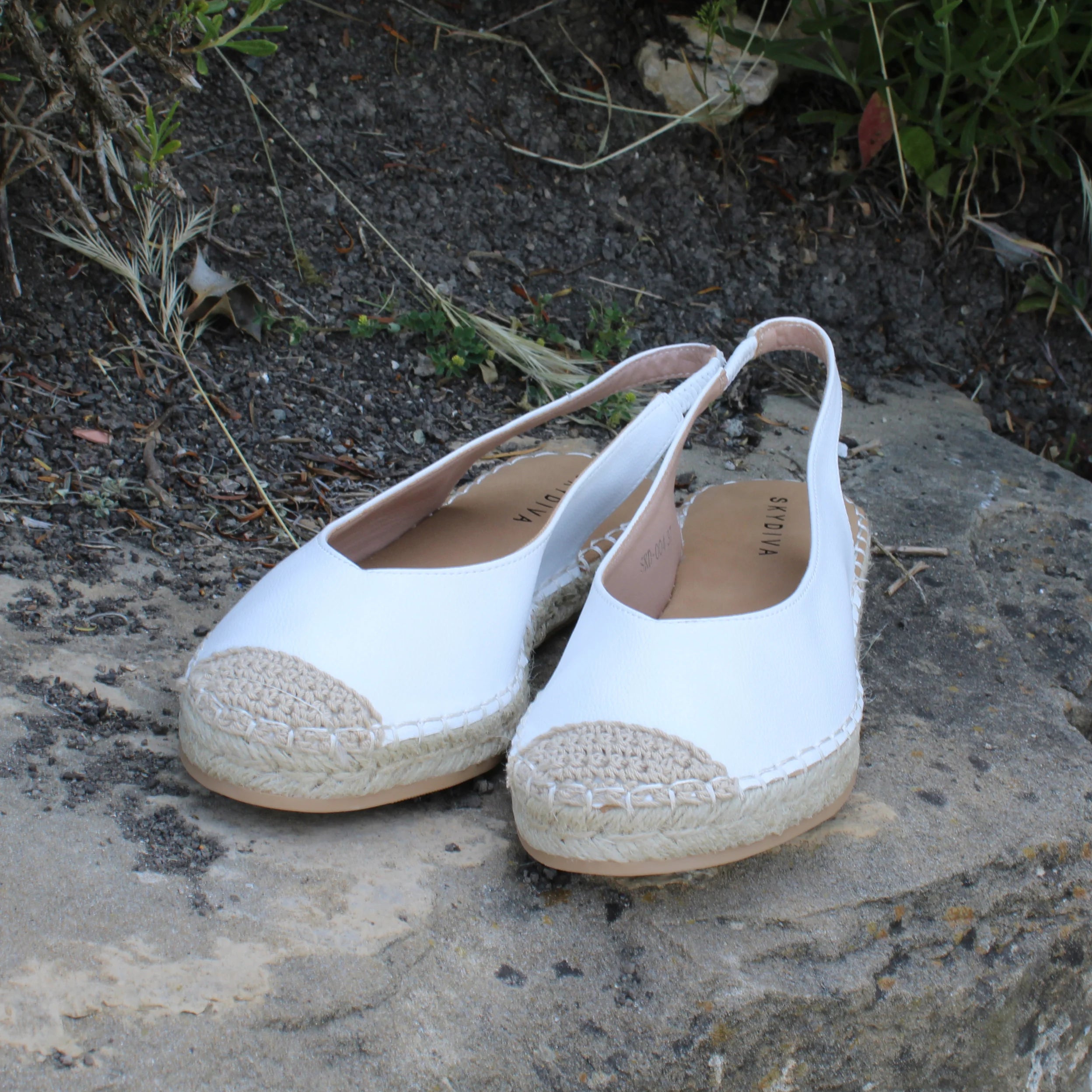 Alpargatas planas para mujer SKYDIVA LOL en color blanco, vista frontal completa