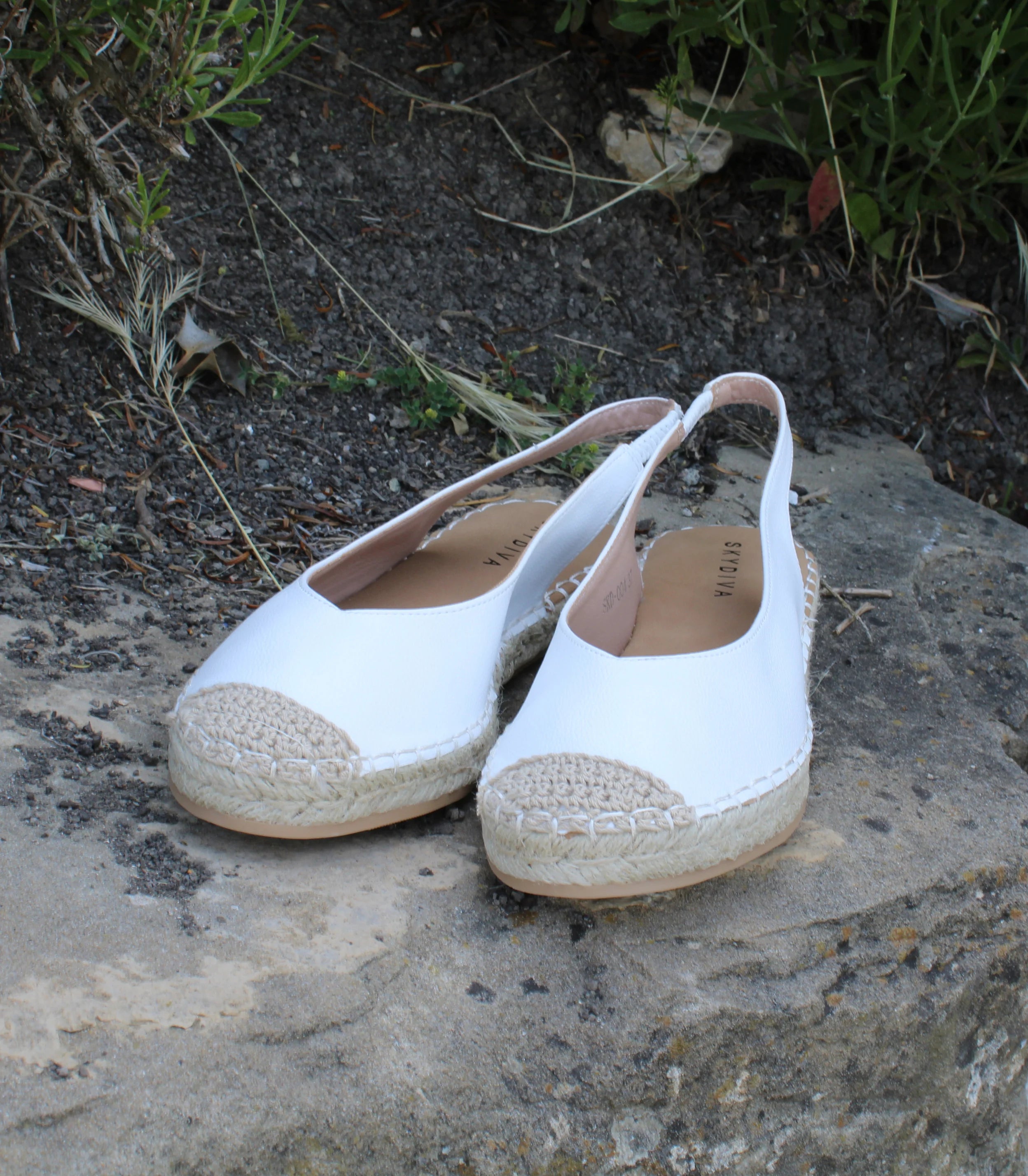 Alpargatas planas para mujer SKYDIVA LOL en color blanco, vista frontal completa