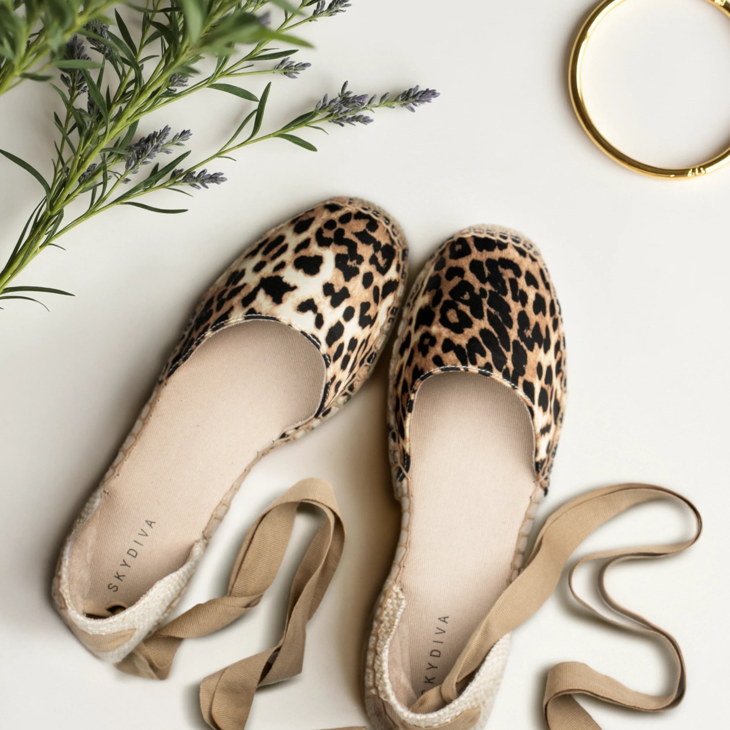 Alpargatas planas para mujer SKYDIVA BESTY con estampado de leopardo, vista completa