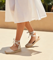 Alpargatas planas para mujer SKYDIVA POV en color beige, vista completa modelo
