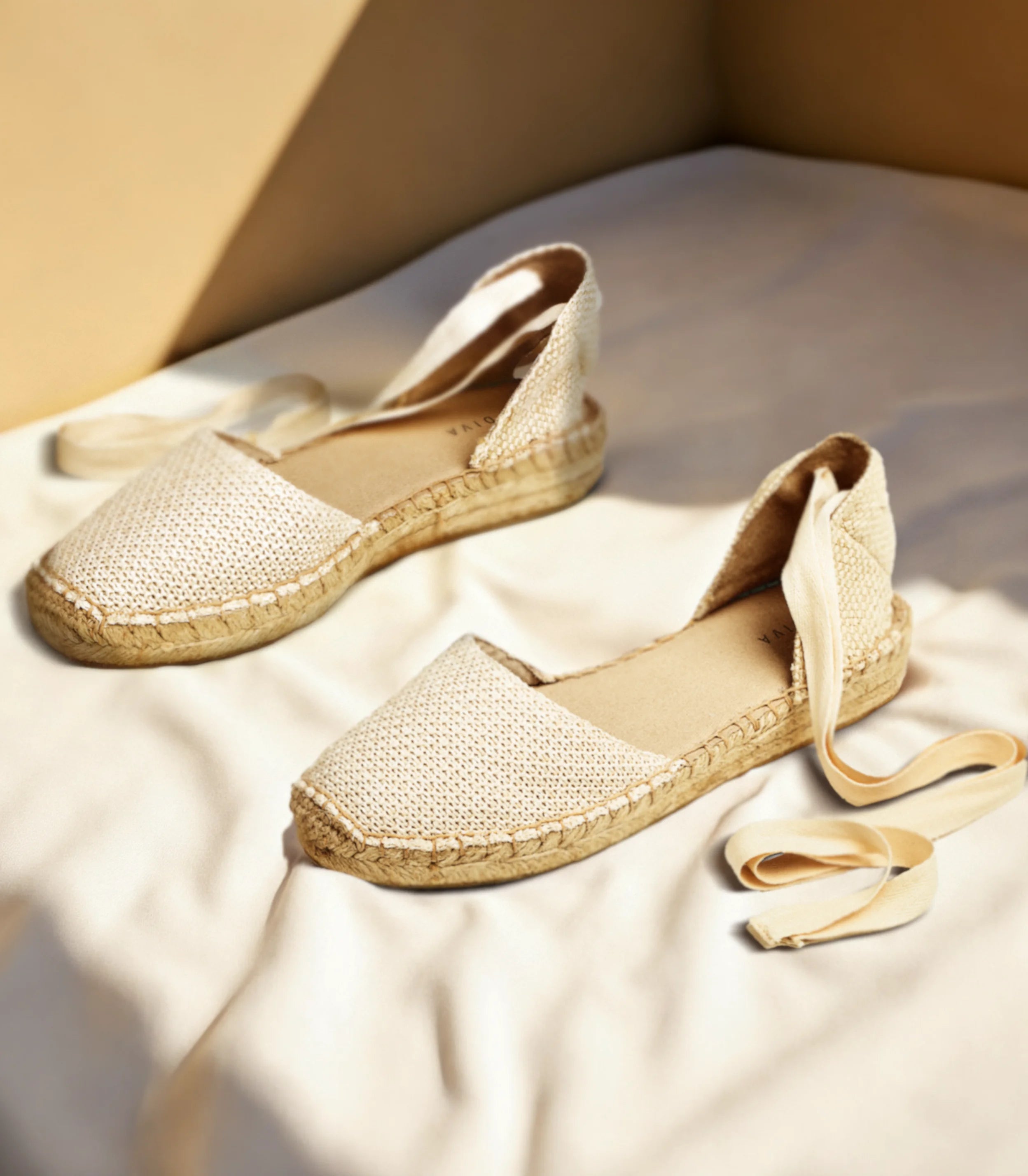 Alpargatas planas para mujer SKYDIVA POV en color beige, vista completa