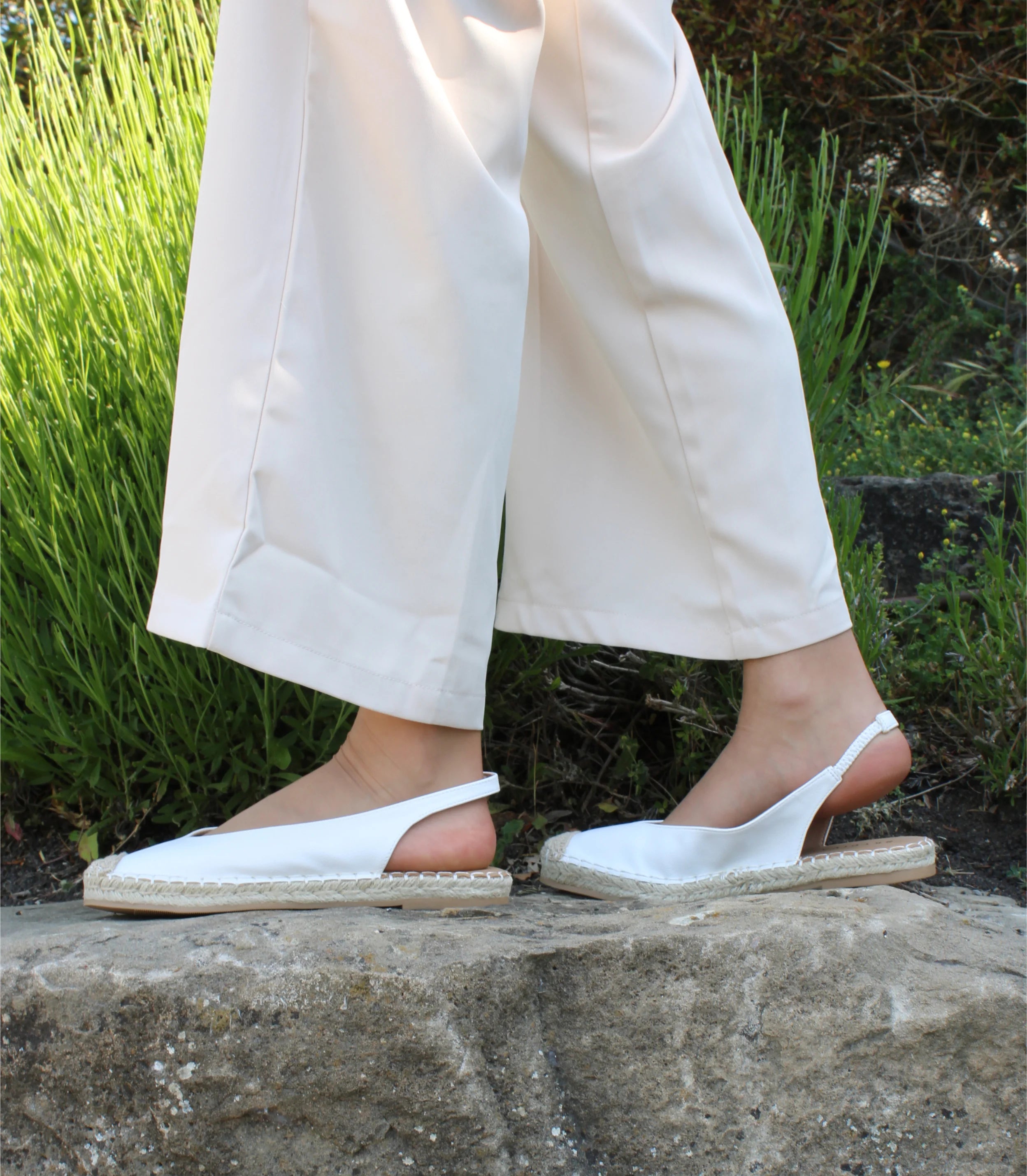 Alpargatas planas para mujer SKYDIVA LOL en color blanco, vista completa modelo