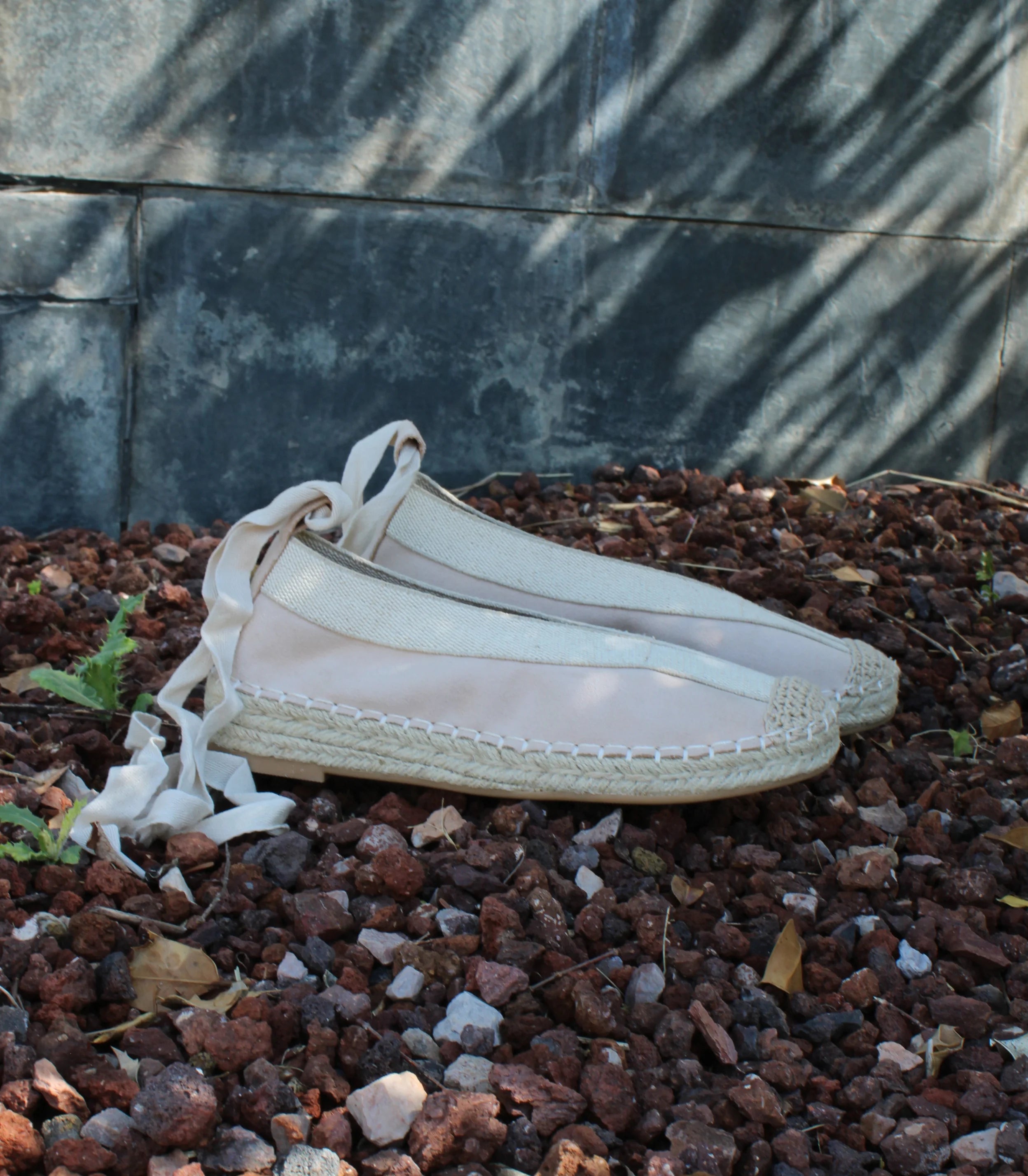Zapatos para mujer SKYDIVA PEC en color beige, vista completa