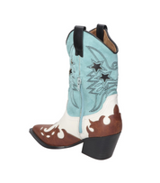 Botas cowboy para mujer SKYDIVA POTAXIE en color azul celeste, blanco y marrón, vista diagonal talón