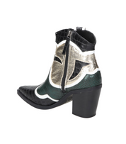Botines cowboy para mujer SKYDIVA FOMO en color negro y verde, vista diagonal talón