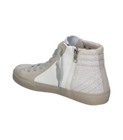 Botines deportivos para mujer SKYDIVA YASS en color blanco, vista diagonal talón