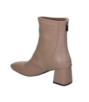 Botines para mujer SKYDIVA GOAT en color marrón, vista diagonal talón