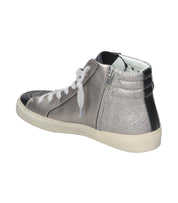 Botines deportivos para mujer SKYDIVA YASS en color gris y plata, vista diagonal talón