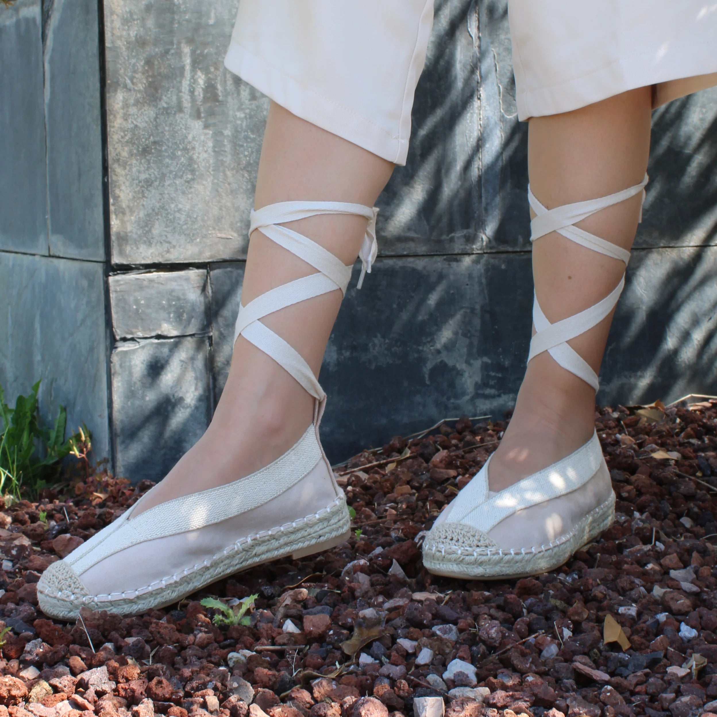 Zapatos para mujer SKYDIVA PEC en color beige, vista completa derecha