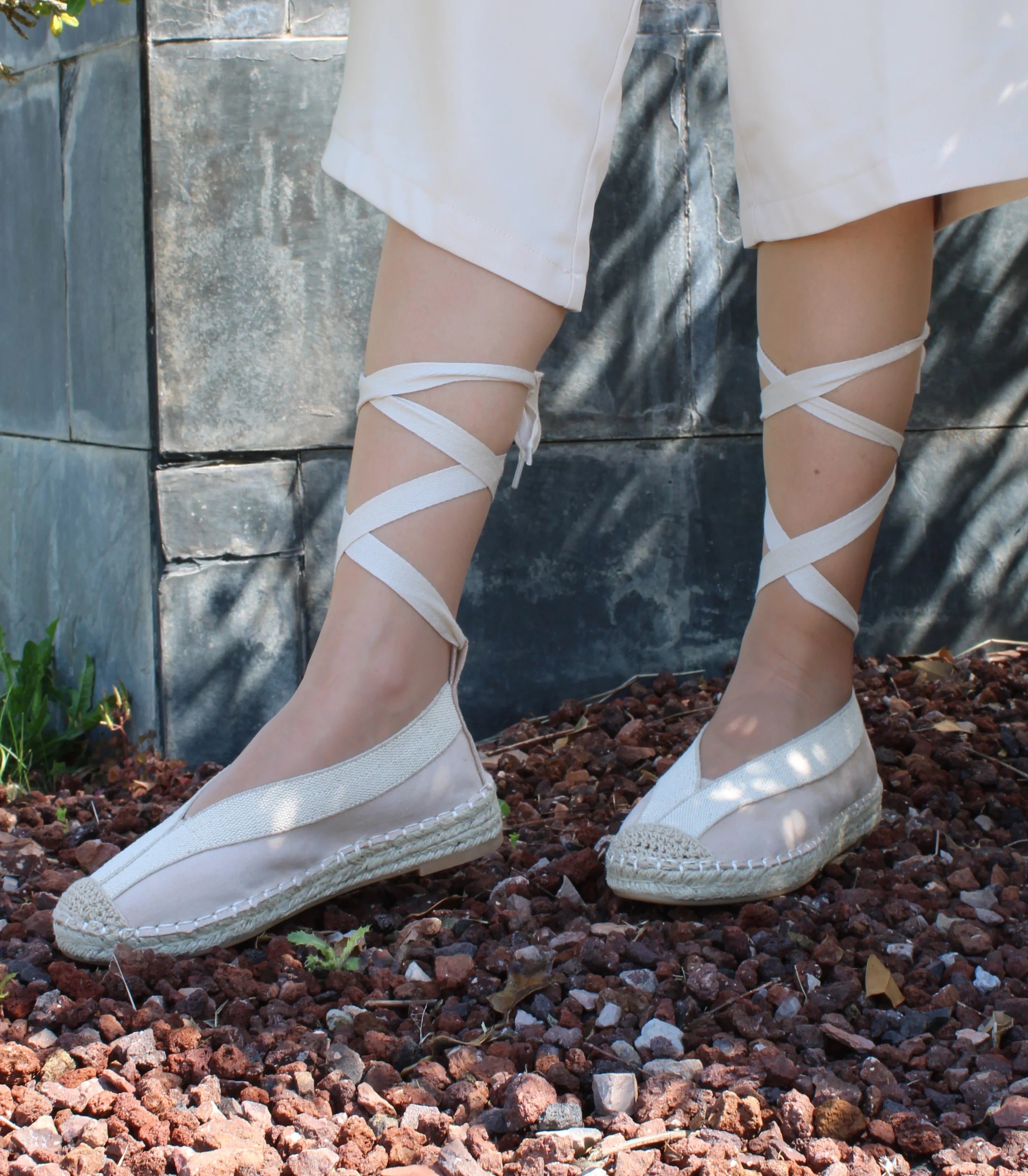 Zapatos para mujer SKYDIVA PEC en color beige, vista completa derecha