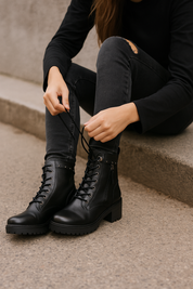 Botines con tacón estilo militar Skydiva Flex en color negro para mujer