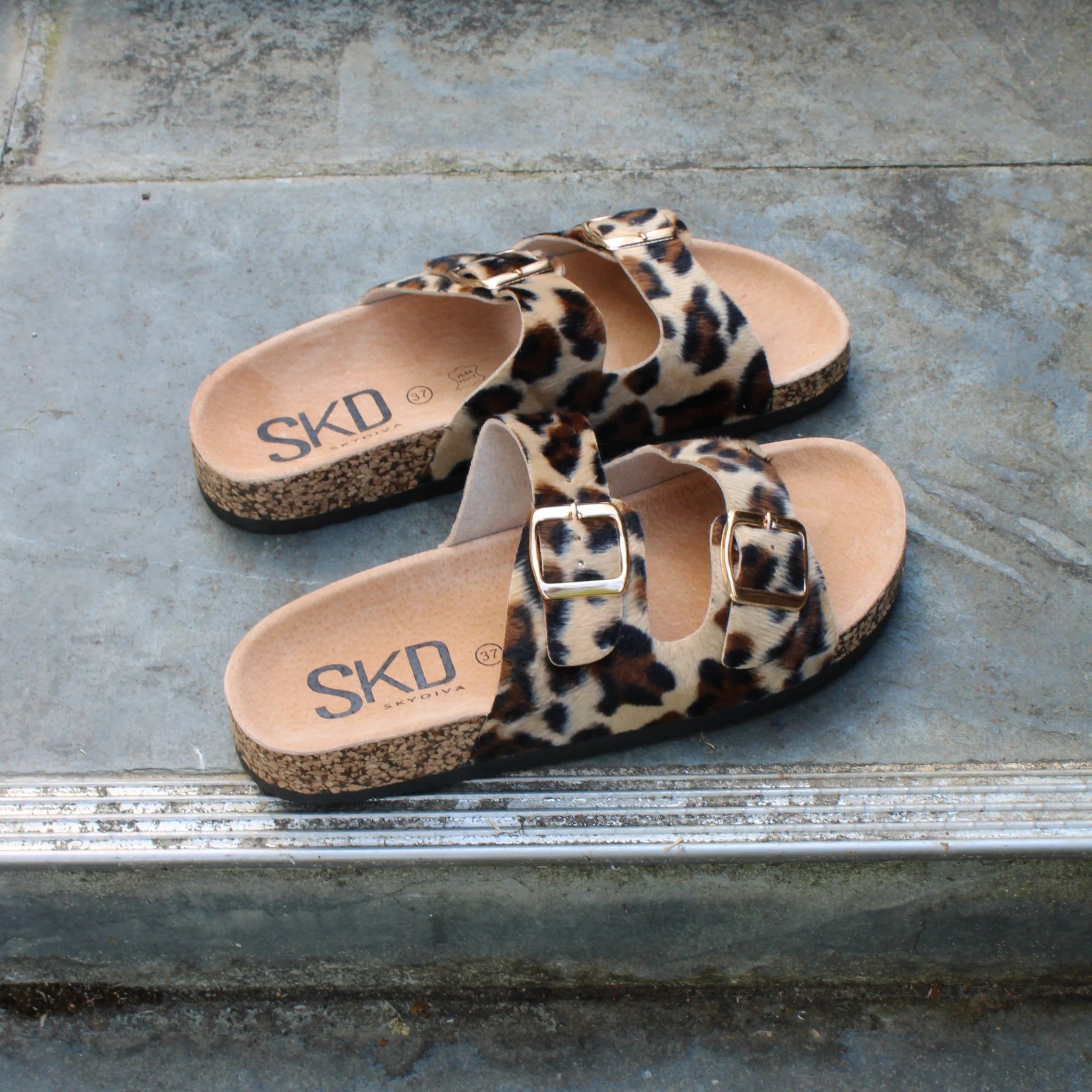 Sandalias planas destalonadas para mujer SKYDIVA RT+ con estampado de leopardo, vista completa