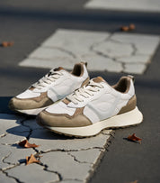 Deportivas planas para mujer SKYDIVA FACTS en color beige y marrón, vista completa