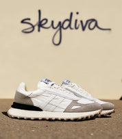 Deportivas planas para mujer SKYDIVA HYPE en color blanco, vista completa