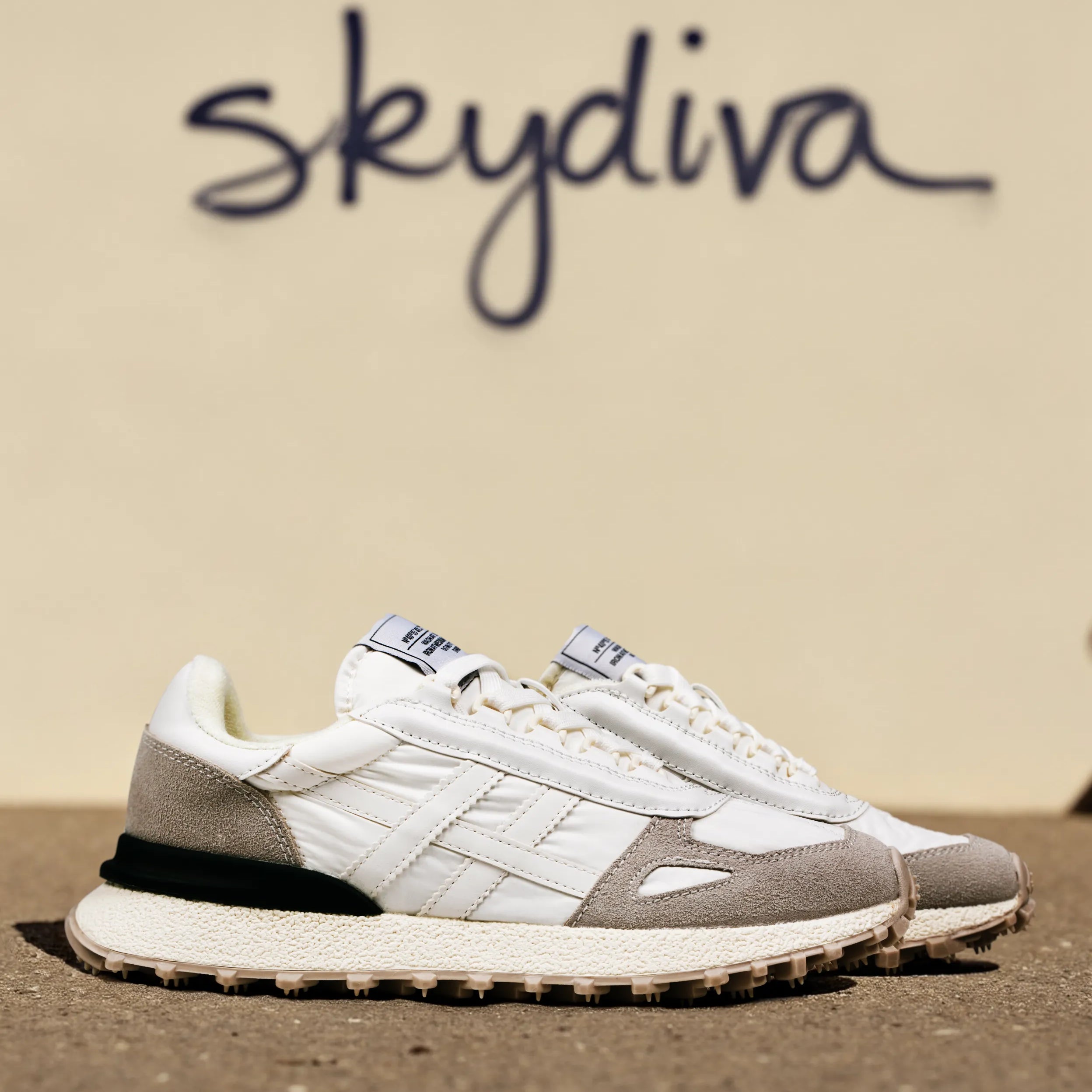 Deportivas planas para mujer SKYDIVA HYPE en color blanco, vista completa