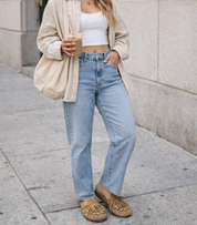 Zuecos planos SKYDIVA HIPPIE en camel con flecos para mujer