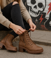 Botines con tacón estilo militar Skydiva Flex en color marrón para mujer