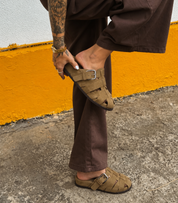 Zueco Plano SKYDIVA BUEN ROLLO en Color Camel para Mujer