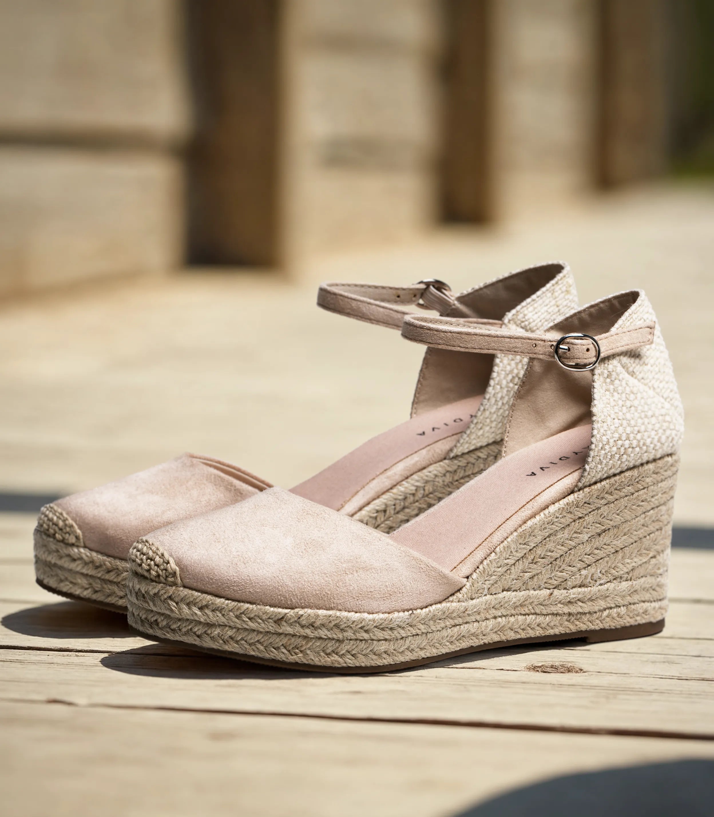 Alpargatas con cuña para mujer SKYDIVA VIBES en color beige, vista completa