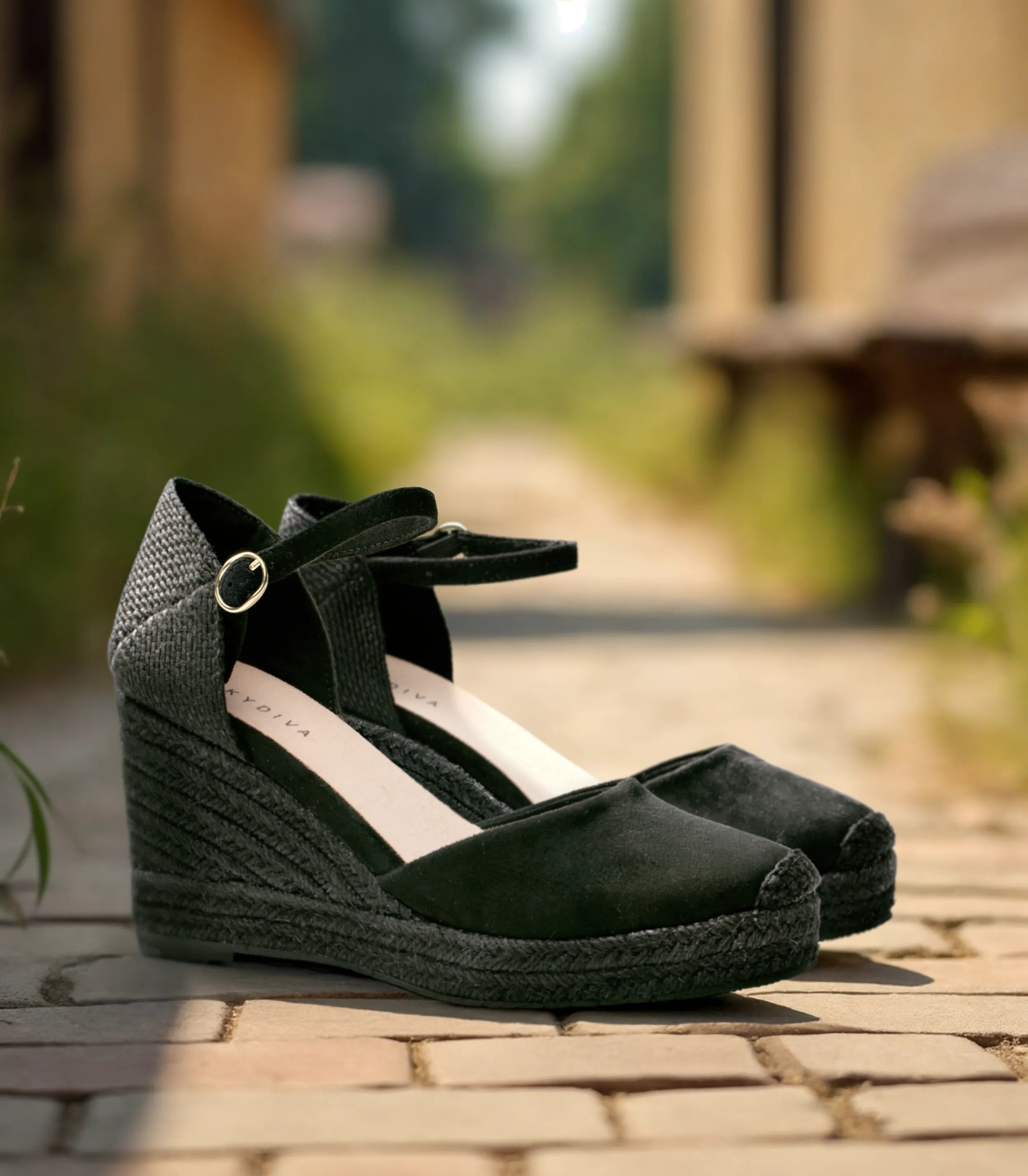Alpargatas con cuña para mujer SKYDIVA VIBES en color negro, vista completa
