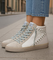 Botines deportivos para mujer SKYDIVA YASS en color blanco, vista completa modelo