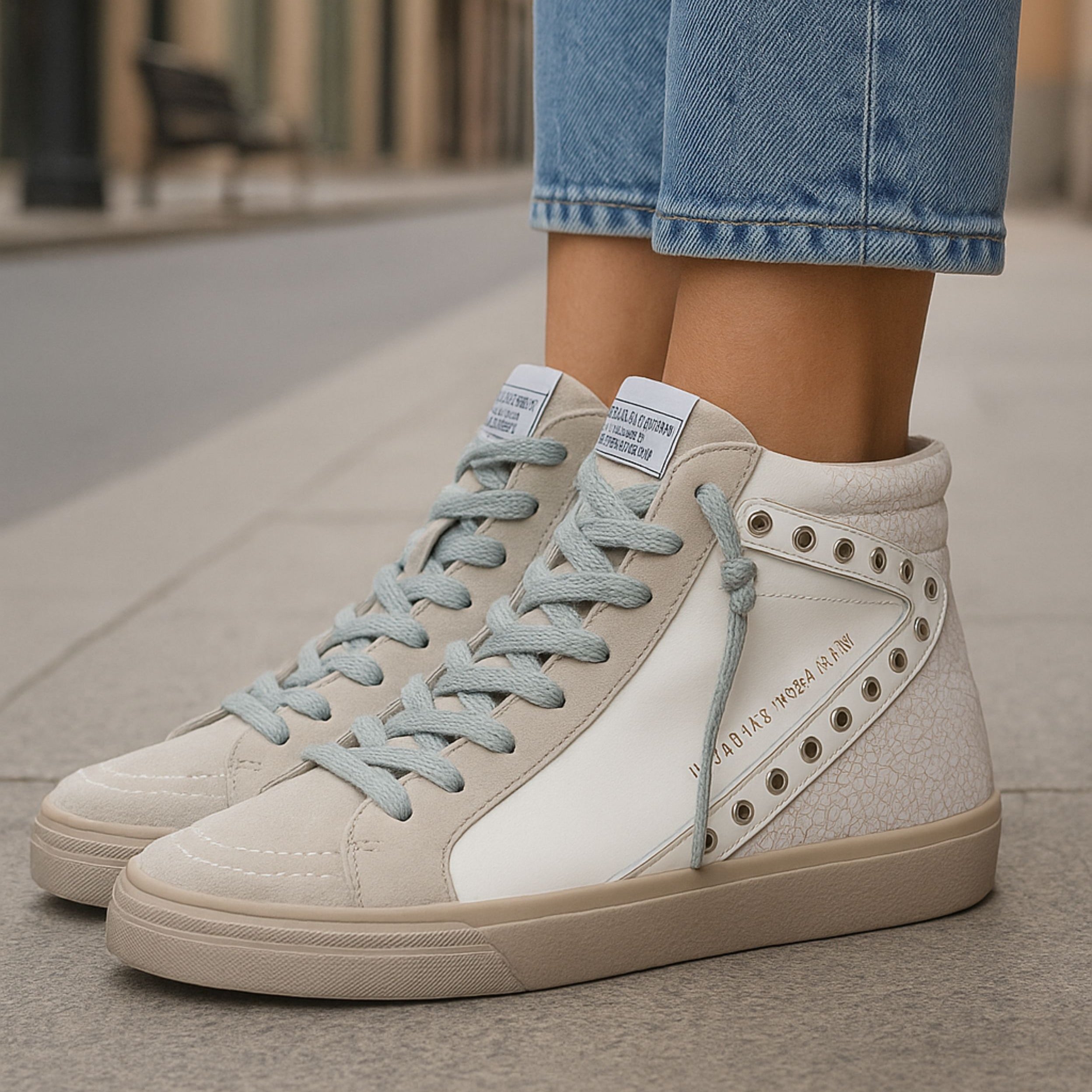 Botines deportivos para mujer SKYDIVA YASS en color blanco, vista completa modelo