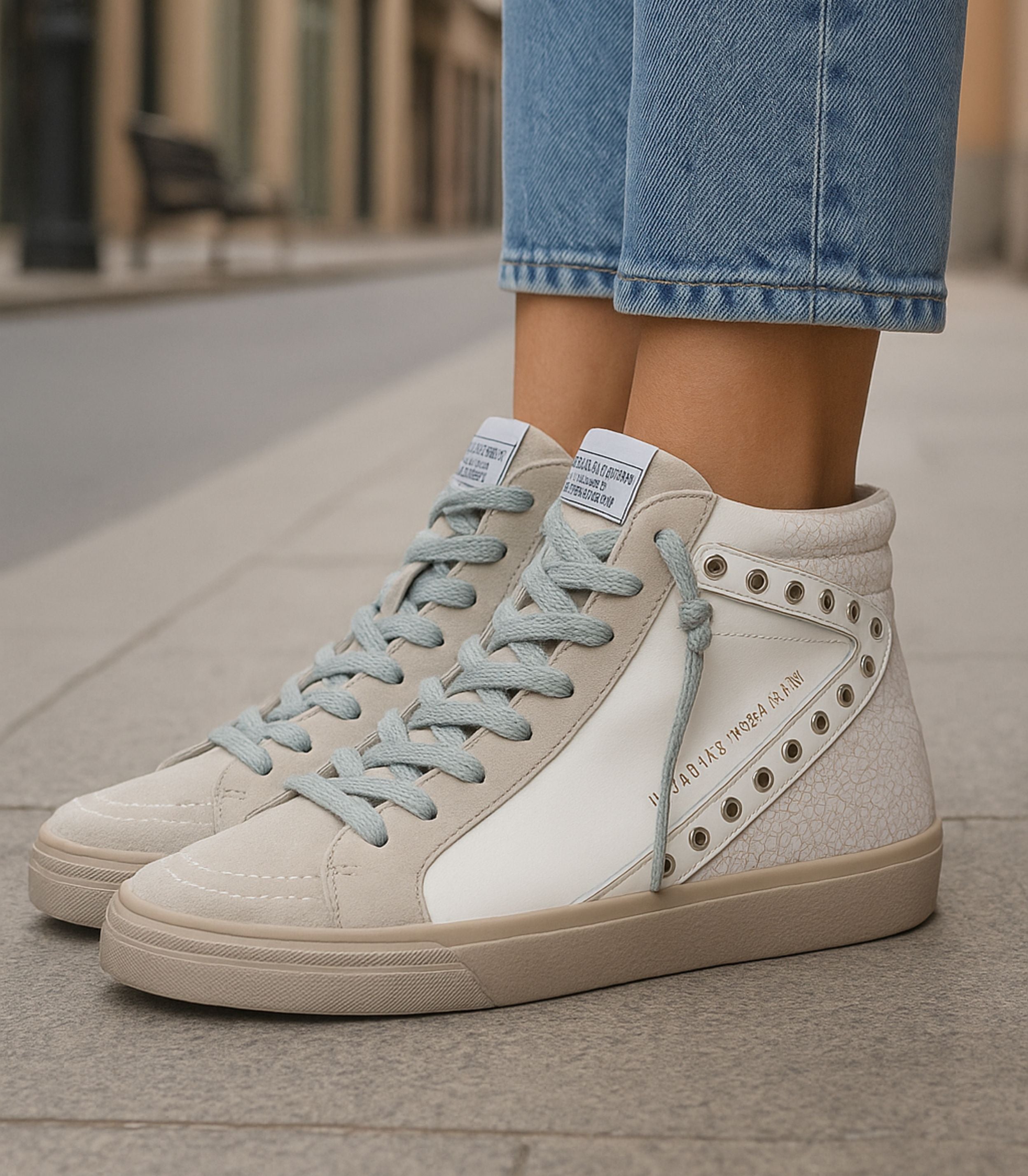 Botines deportivos para mujer SKYDIVA YASS en color blanco, vista completa modelo