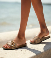 Sandalias planas para mujer SKYDIVA ME-RENTS con estampado de leopardo