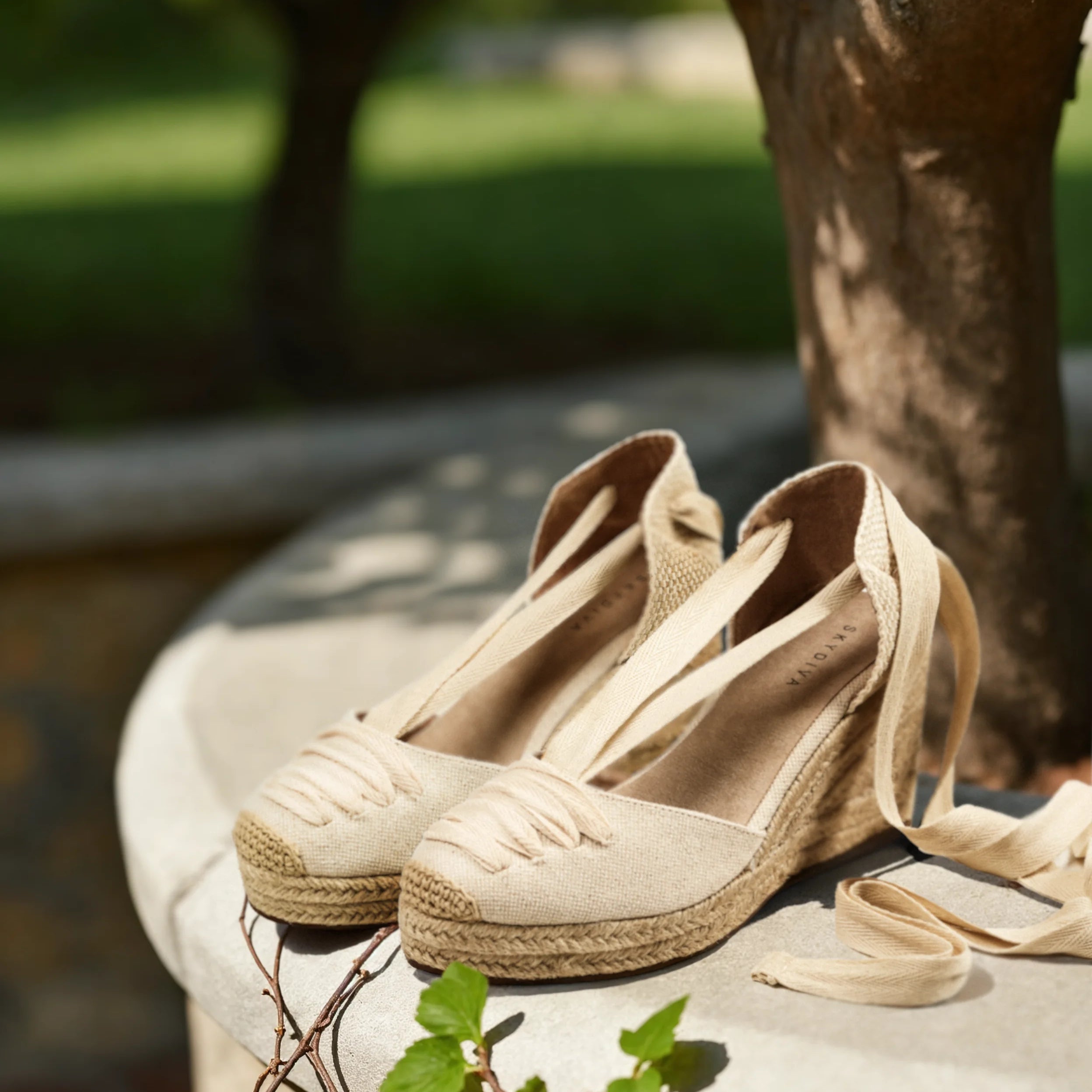 Alpargatas con cuña para mujer SKYDIVA CUTE en color beige, vista completa